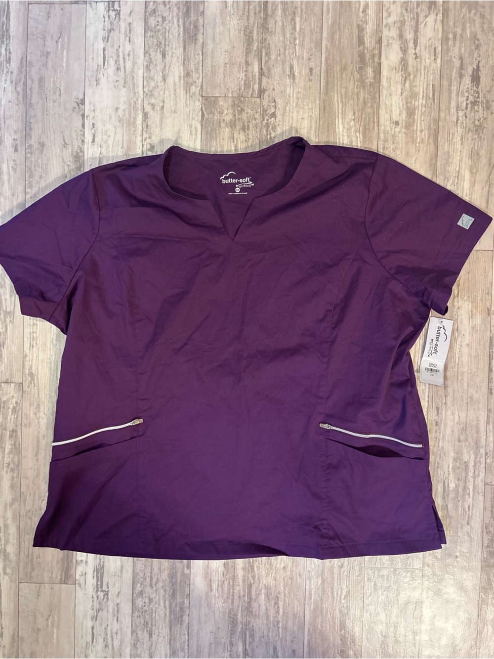 Butter-Soft Medical Scrub Top in Plum With Zip Pockets Size XXL